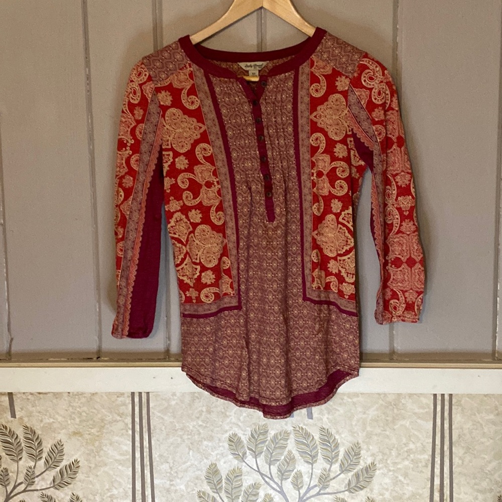 LUCKY  XS  Boho Henley Tunic in fun 
Red- Pink Paisley Pattern